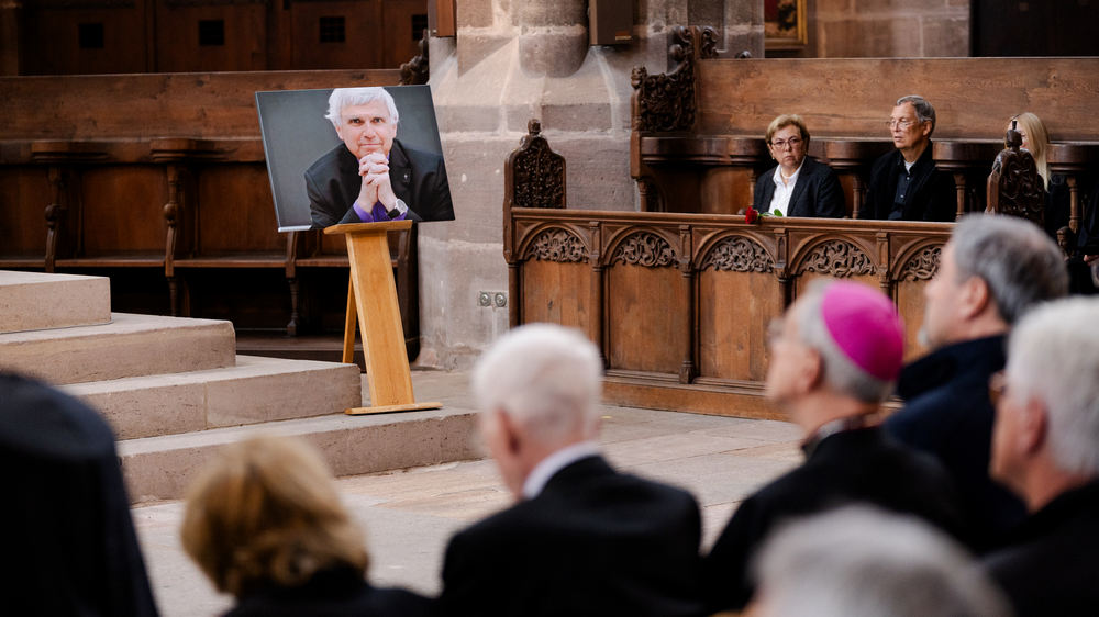 Mit einer Trauerfeier in der Nürnberger Lorenzkirche haben Weggefährten Abschied genommen vom bayerischen Altbischof Johannes Friedrich