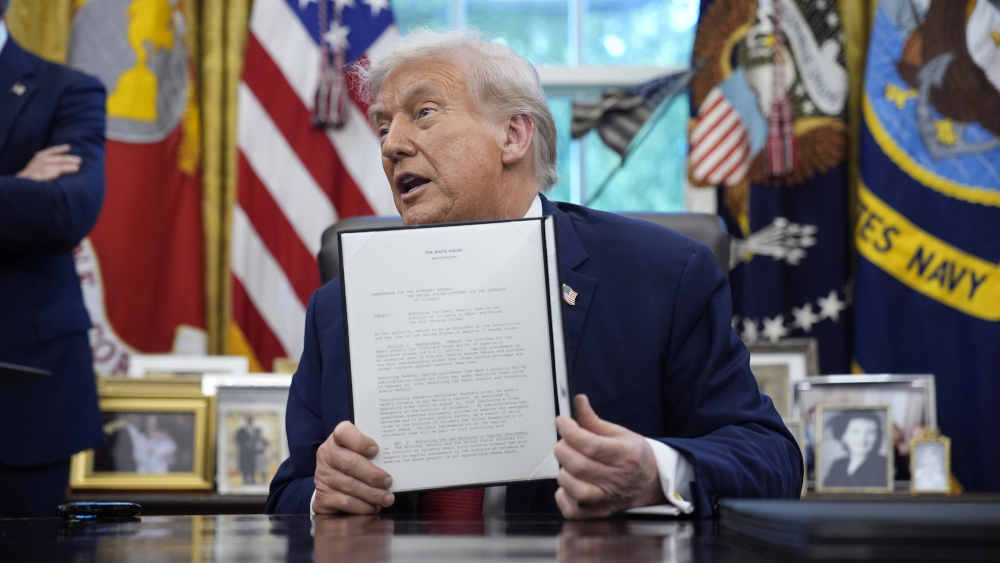 Präsident Donald Trump unterzeichnet im Oval Office des Weißen Hauses ein Dekret zu TikTok