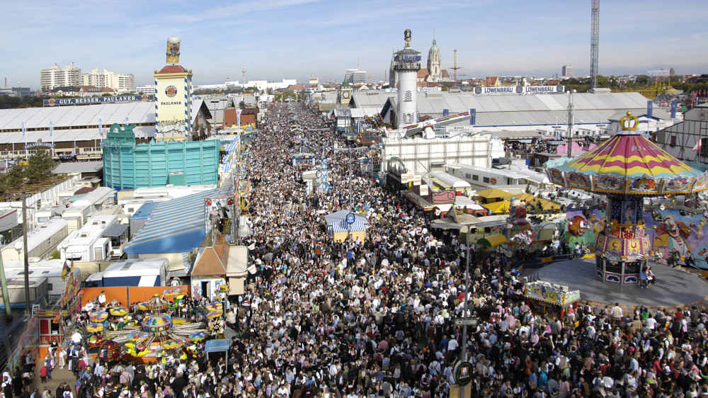 Menschenmassen in der Bierbudenstrasse beim Oktoberfest (Archivbild)