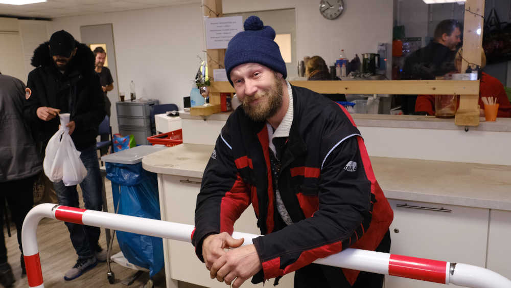 JayJay im Mecki-Laden am Raschplatz in Hannover, einem Tagestreff für Wohnungslose (Foto vom 16.01.2024). Hier bietet die Diakonie warme und kalte Getränke an