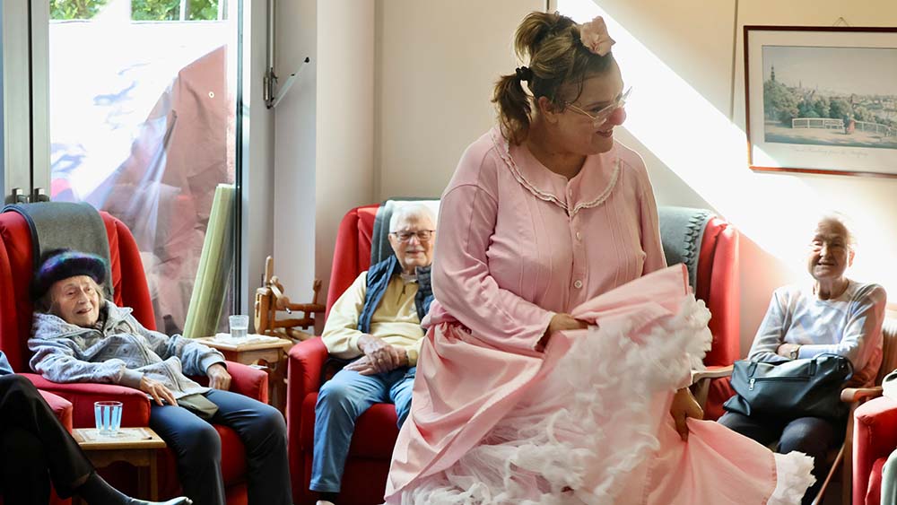 Mit Musik und Tanz will Susanne Bötel als Clownin Menschen mit Demenz eine Freude machen