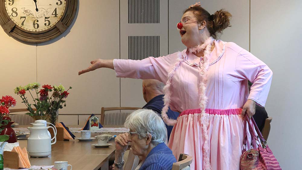 Als Clownin besucht Susanne Bötel Einrichtungen für Senioren in Hamburg und Schleswig-Holstein