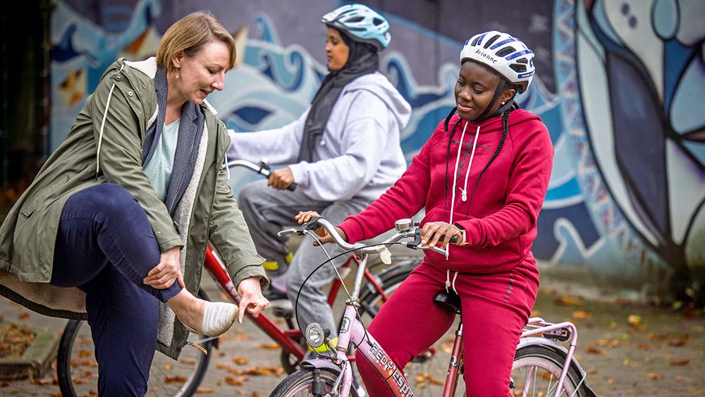 Kursleiterin Frauke Barske gibt beim Fahrradkurs für Migrantinnen Tipps