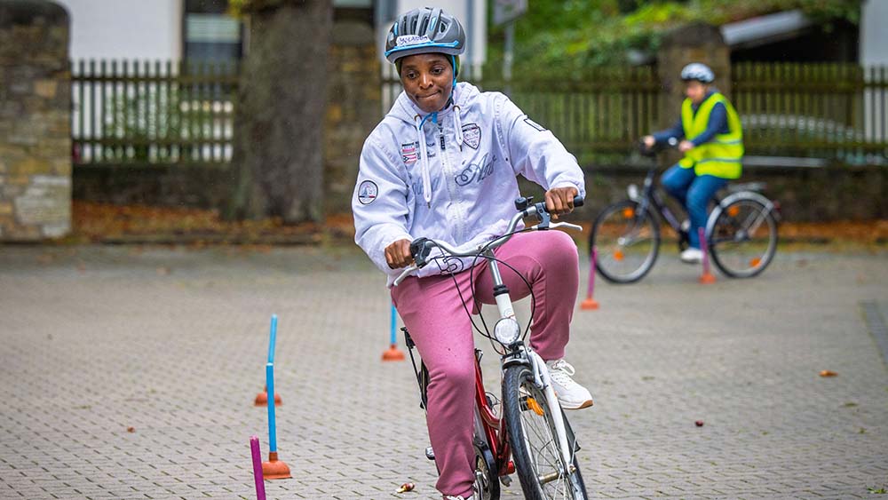 Yolande Maptue aus Kamerun lernt Fahrradfahren bei einem Kurs für Migrantinnen in Osnabrück
