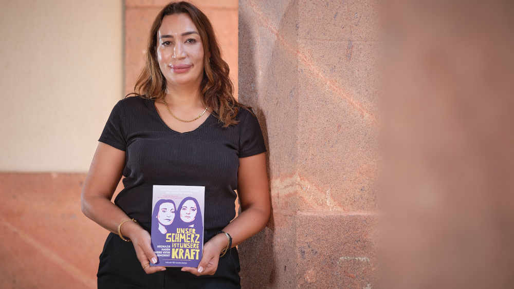 Semiya Simsek mit ihrem Buch "Unser Schmerz ist unsere Kraft" 