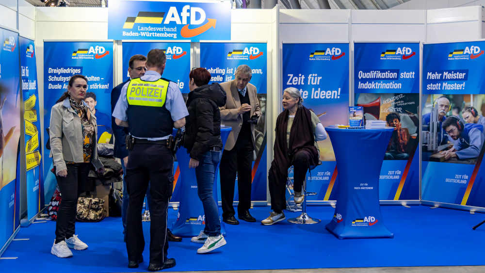 Für Aufregung sorgte in diesem Jah rein Messestand der AfD. Ein Polizeiaufgebot war präsent, um gegen mögliche Protestierer vorzugehen (Foto vom 11.02.2025)