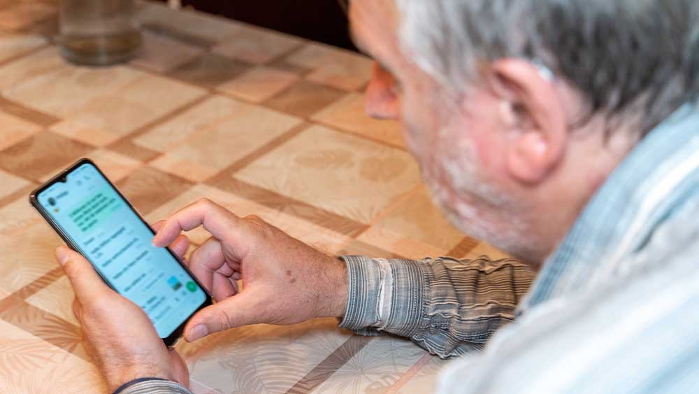 Viele ältere Menschen kommen mit der Digitalisierung nicht zurecht. Oft fehlen Anlaufstellen oder Anwendungen sind zu kompliziert