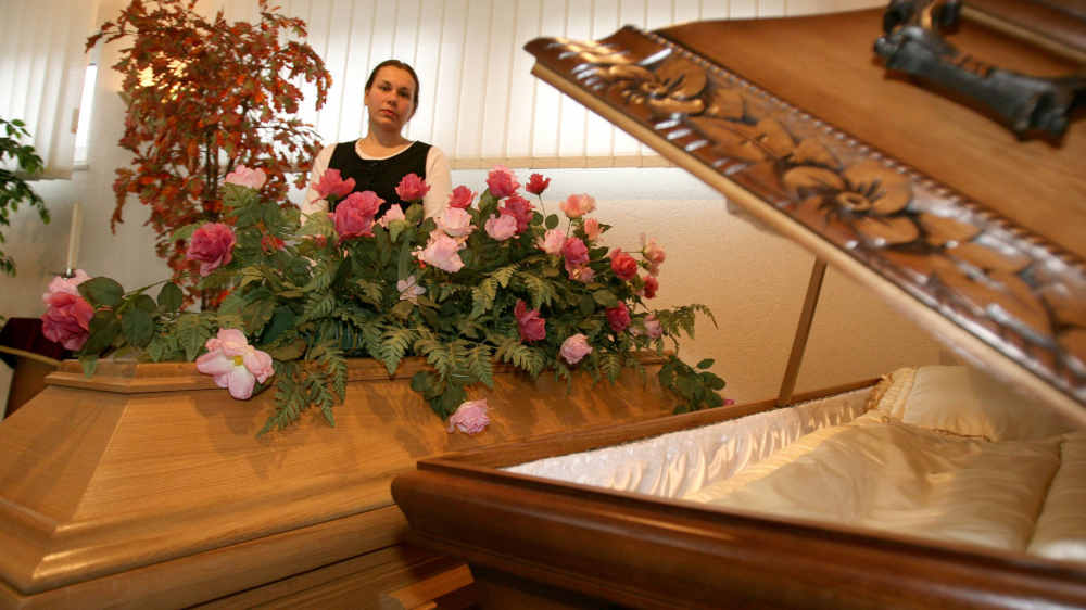 In Deutschland bilden sich so viele Menschen wie nie zuvor zu Bestattungsfachkräften aus – vor allem Frauen