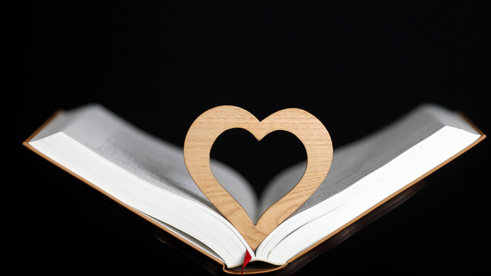 Die Bibel macht queeren Menschen Mut, sagt Tash Hilterscheid