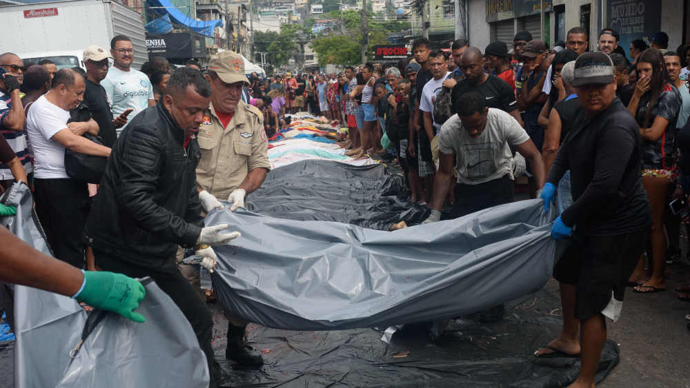 Anwohner bergen Dutzende Leichen nach tödlicher Polizeiaktion in Rio de Janeiro