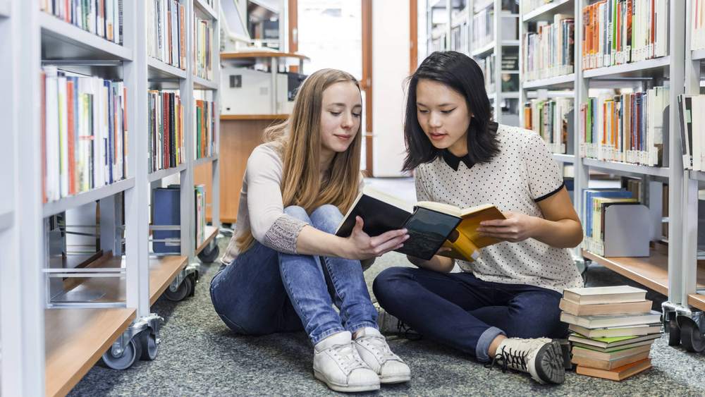 Junge Leute entdecken das Buch für sich neu