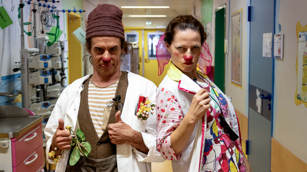 Die Clowndoktoren Constantin Offel und Gianna Matysek machen Visite in der Uniklinik Frankfurt
