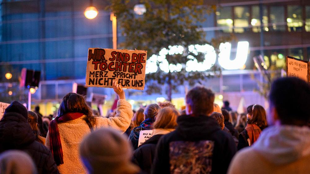 Mehrere tausend Menschen demonstrierten vor der CDU-Parteizentral gegen die "Stadtbild"-Äußerung von Kanzler Friedrich Merz