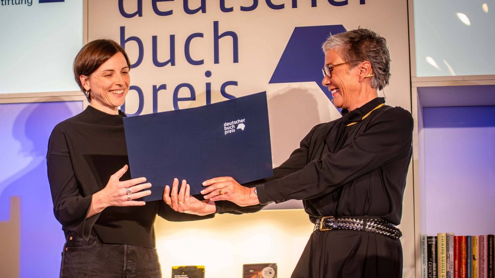 Die Autorin Dorothee Elmiger nimmt den Deutschen Buchpreis aus den Händen von Karin Schmidt-Friderichs vom Börsenverein des Deutschen Buchhandels entgegen
