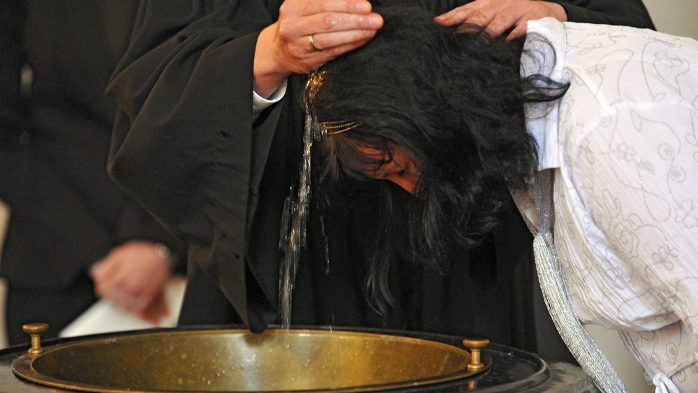 Bei der Erwachsenentaufe liegt Frankreich in Europa vorn (Symbolbild)