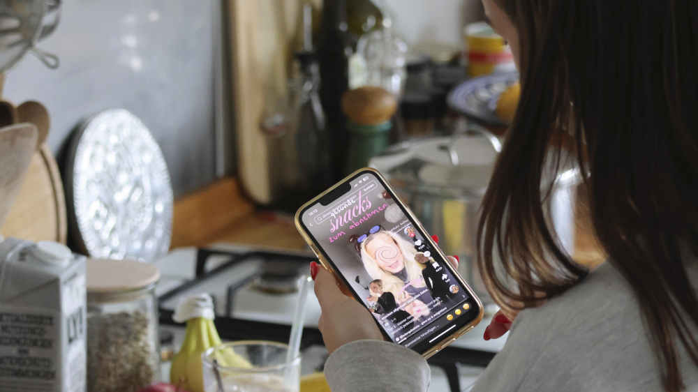 Auf TikTok, Instagram und YouTube kursieren jede Menge Mythen und Fake-Tipps zum Thema Ernährung