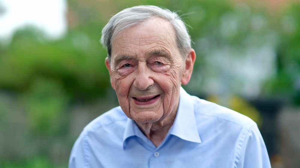 Der evangelische Theologe Friedrich Magirius im Garten seines privaten Hauses in Leipzig (2022)