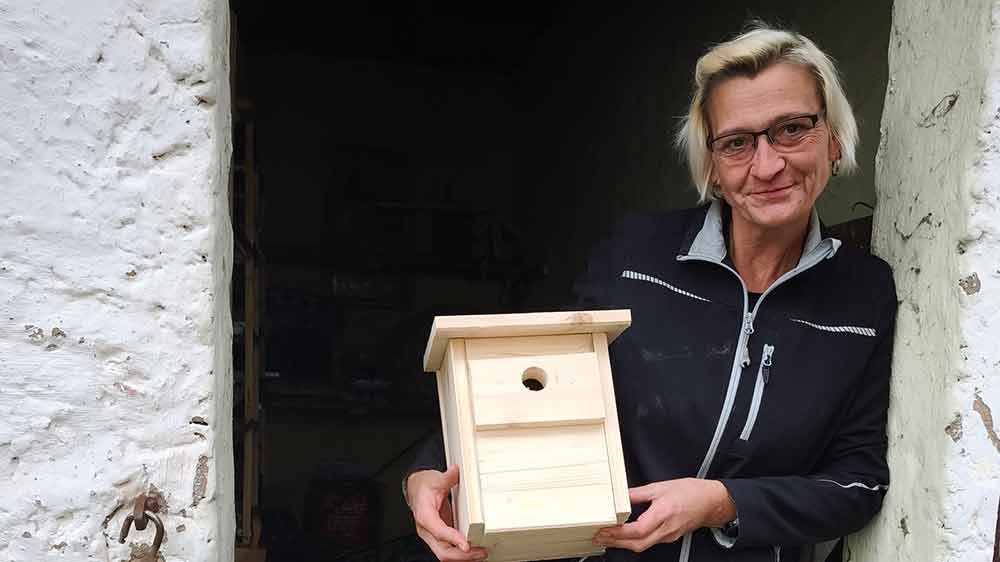 Karola Stolz vom Garten-Projekt der Diakonie in Altentreptow zeigt einen Nistkasten, der im letzten Winter entstand.
