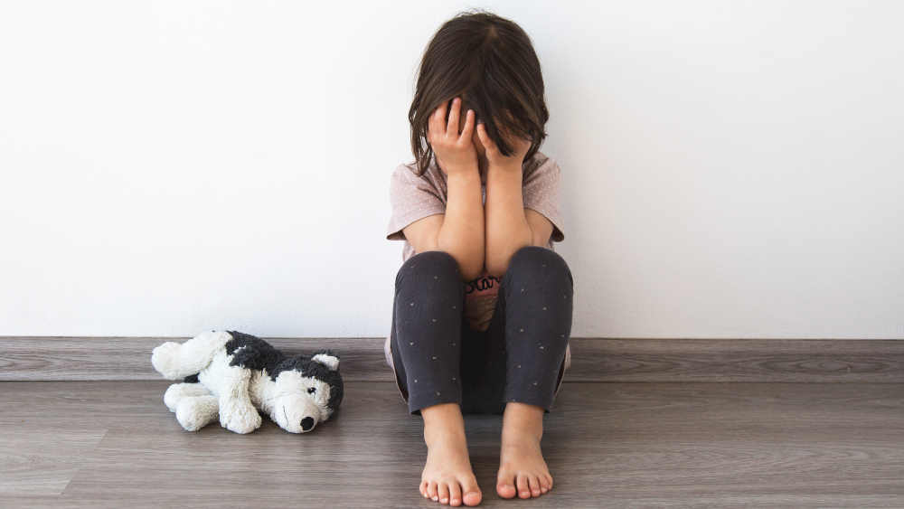 Ängstliches Kind: Unicef Deutschland fordert besseren Schutz vor Gewalt in der Erziehung