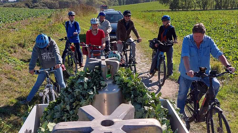 Gemeindemitglieder begleiten die Glockeneinholung von Hohenkirchen