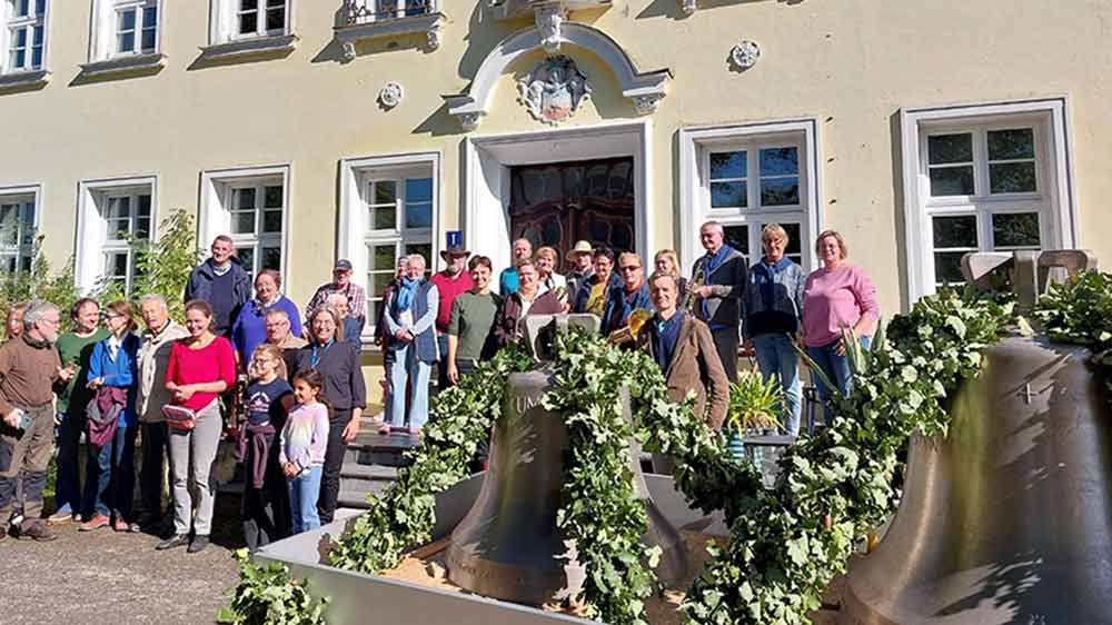 In Manderow am Gutshaus wurden die beiden neuen Glocken begrüßt. 