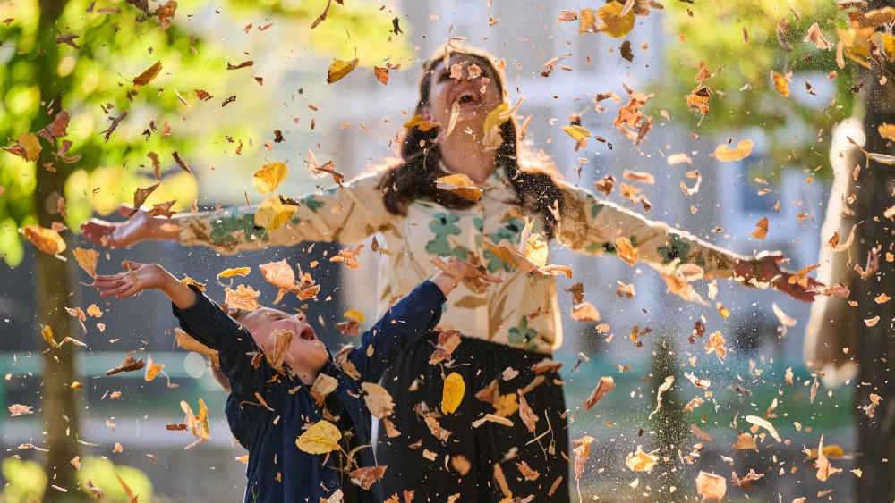 Dankbarkeit und Sonnenstrahlen können zufriedener machen, erklärt ein Experte. Doch auch die Politik kann zum Glück beitragen
