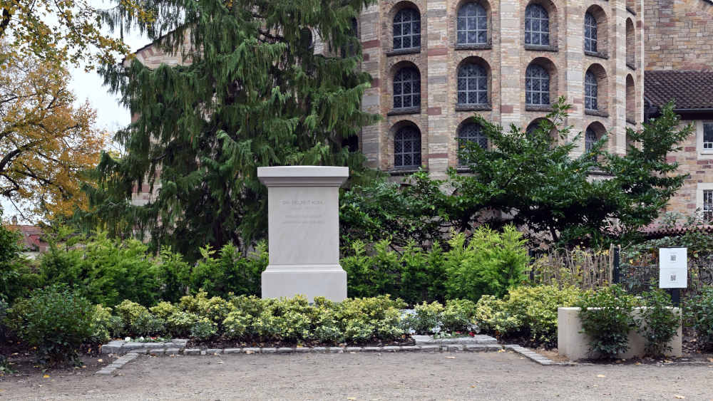 Wo zuvor ein schlichtes Holzkreuz stand, erinnert nun ein 2,50 Meter hoher Gedenkstein aus Sandstein