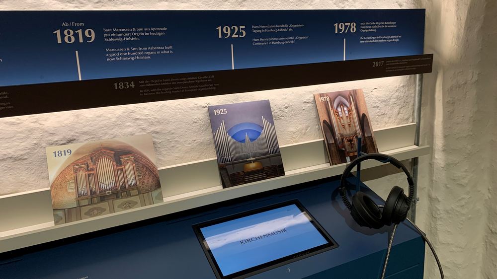 Zur Ausstellung gehören auch Hör-Stationen in der Kirche