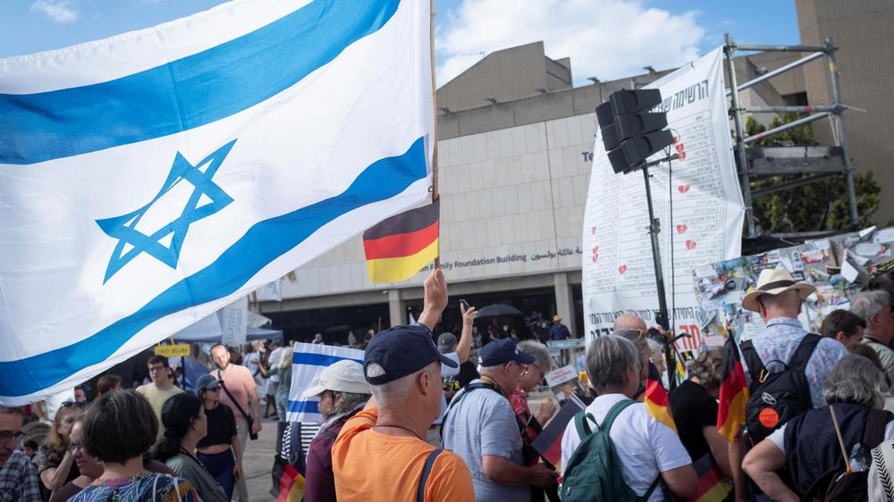 Mit israelischen und deutschen Flaggen zog die Gruppe durch Tel Aviv