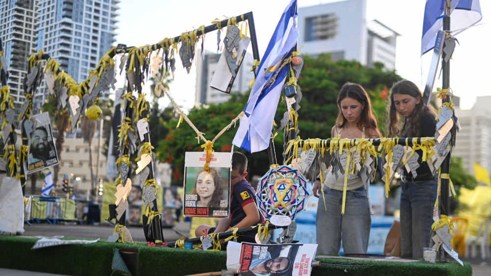 Ein Ende des Kriegs im Gazastreifen ist greifbar. In der Nacht bestätigten beide Kriegsparteien eine Einigung auf einen Waffenstillstand. Hier Illustrationen anstelle von Geiseln auf dem Geiselplatz in Tel Aviv