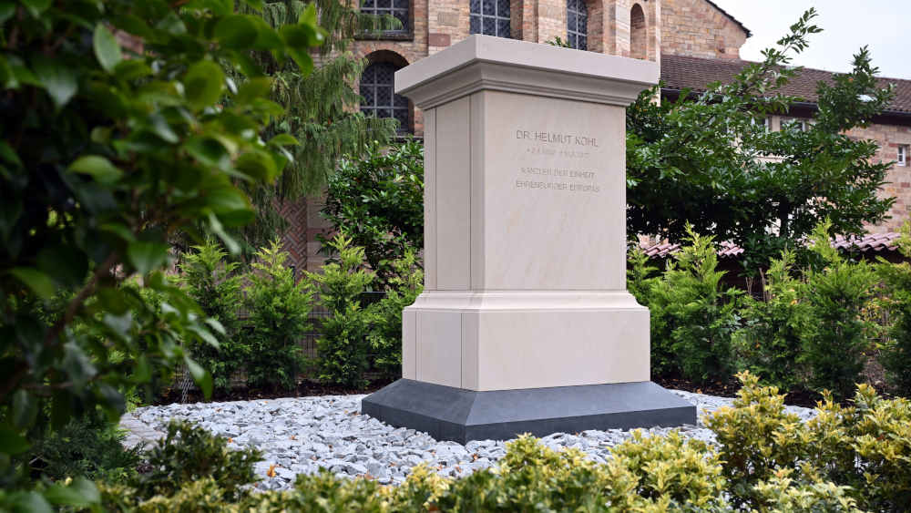 Das neu gestaltete Grab des früheren Bundeskanzlers Helmut Kohl