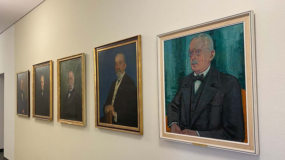 Porträts ehemaliger Konsistorialpräsidenten der EKBO im Konsistorium – eine historische Galerie, in der die Präsidenten der NS-Zeit fehlen