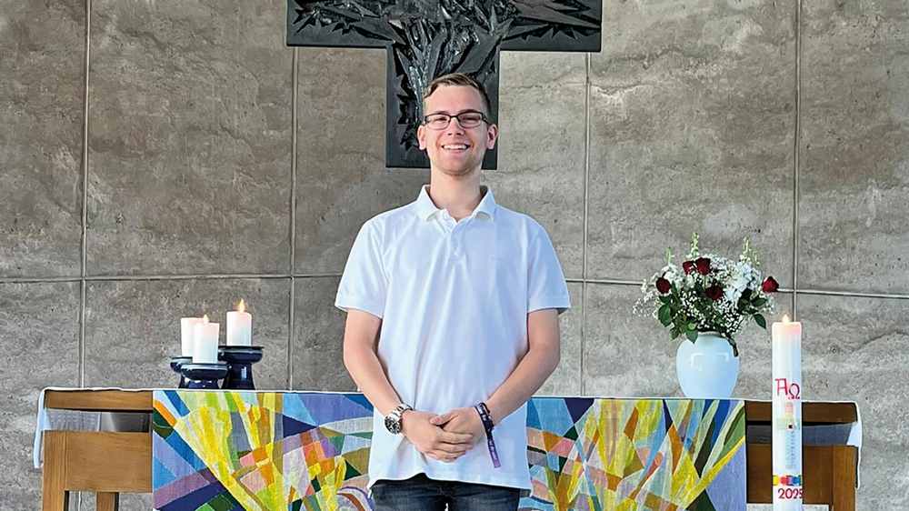 Mutiger Schritt: Lektor Jenson Nobbe vor dem Altar der Pauluskirche in Celle