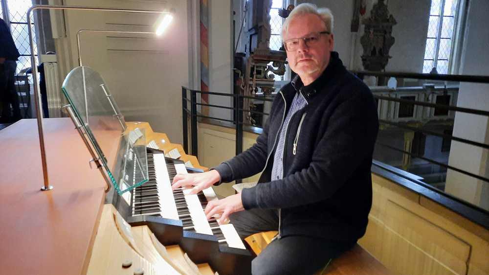 Kirchenmusiker Volker Linhardt ist begeistert vom neuen Instrument