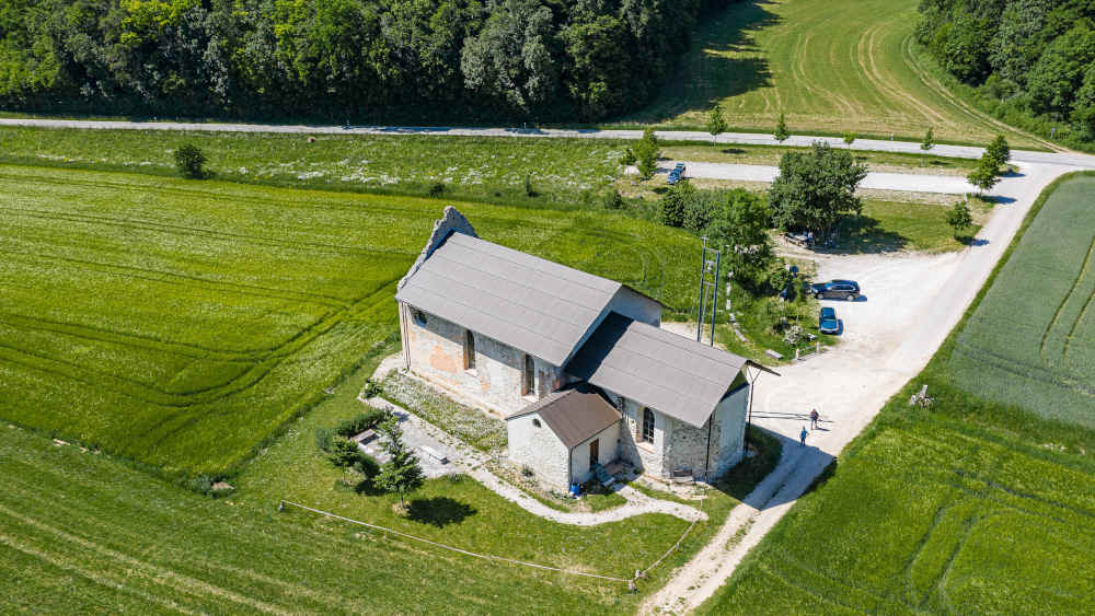 Luftbild der Ruinenkirche Spindeltal im Naturpark Altmühltal