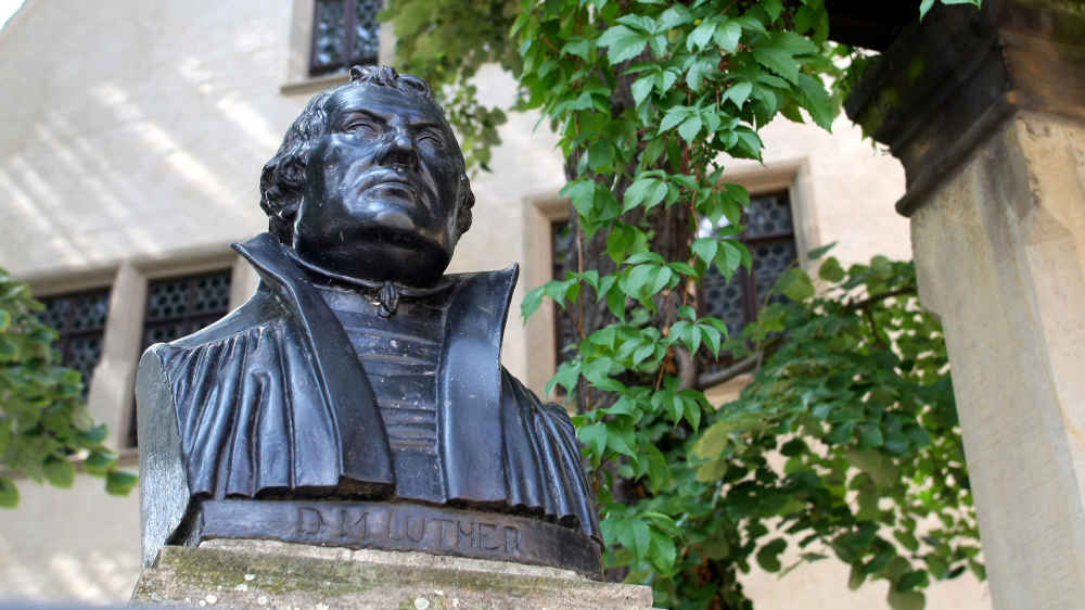 Büste von Martin Luther vor dem Geburtshaus des Reformators in Eisleben vor der Restaurierung (2008)