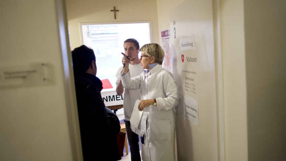 Anmeldung und Warteraum in der Praxis Malteser Migranten Medizin des Malteser Hilfsdienst in Berlin