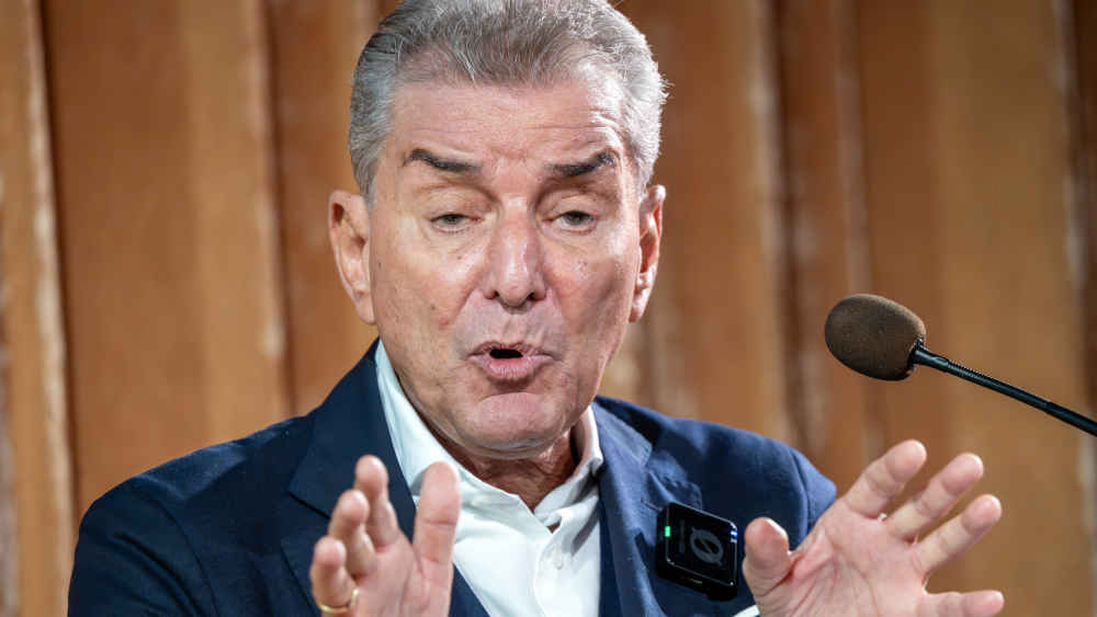 Michel Friedman hält die Laudatio auf Preisträger bei der Verleihung des Katholischen Medienpreises durch die Deutsche Bischofskonferenz