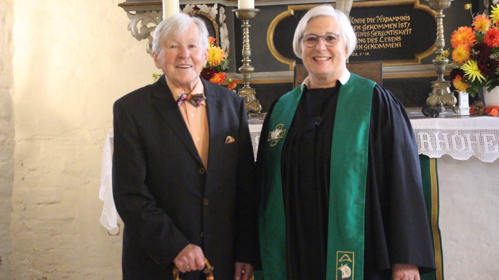 Superintendentin Christiane de Vos verabschiedet den langjährigen Drakenburger Organisten Wolfgang Jentsch.