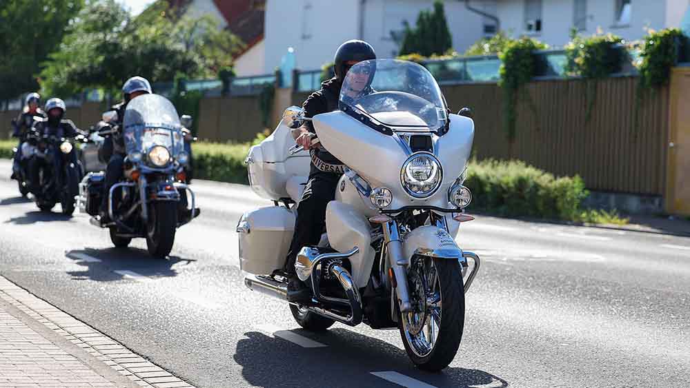 Das von Papst Leo XIV. signierte BMW R 18 Motorrad auf dem Weg nach Rom: Die Jesus Biker überbrachten das Unikat persönlich dem Vatikan