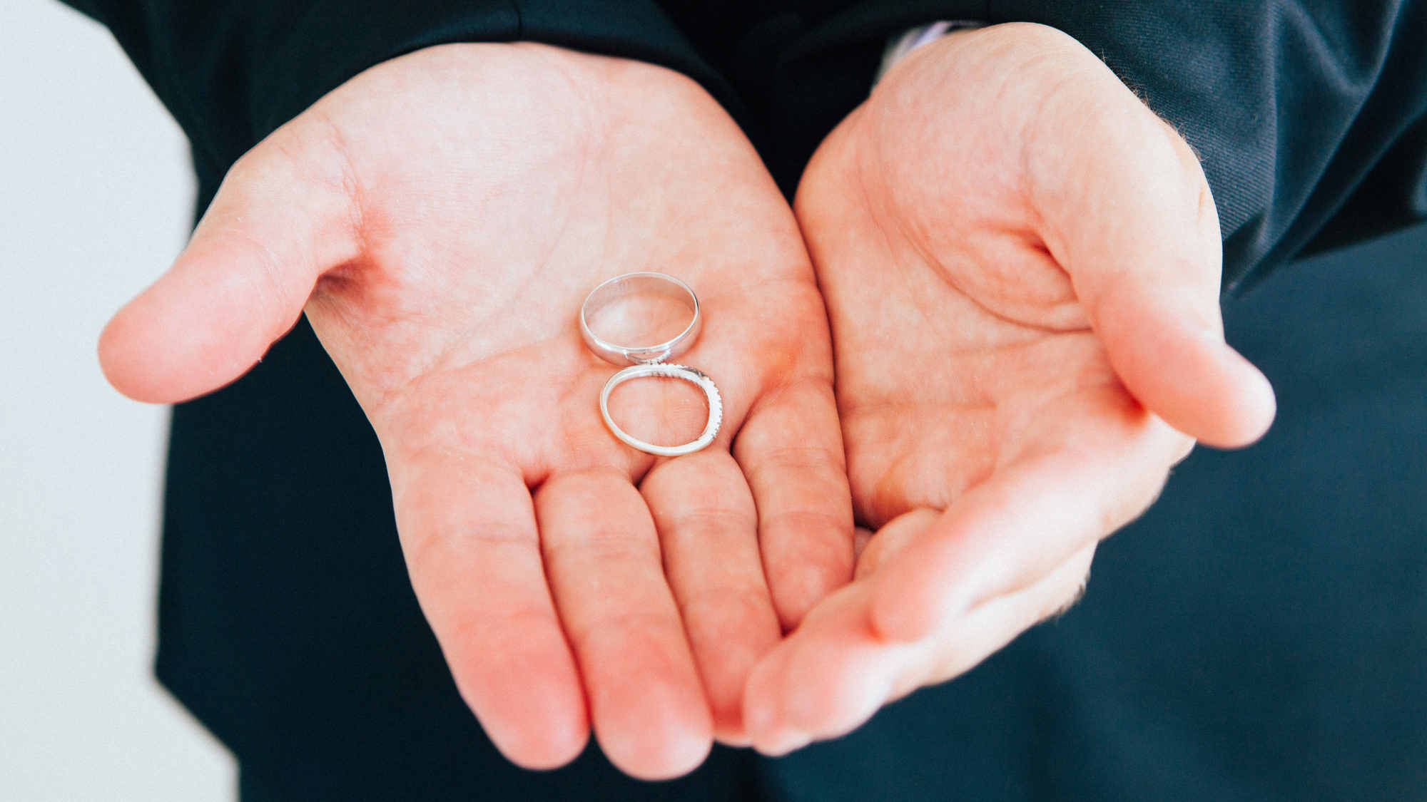 Zölibat aufgeben: Wie der ehemaliger Bischof Reinhold Nann persönliche Freiheit gewonnen hat (Symbolbild)