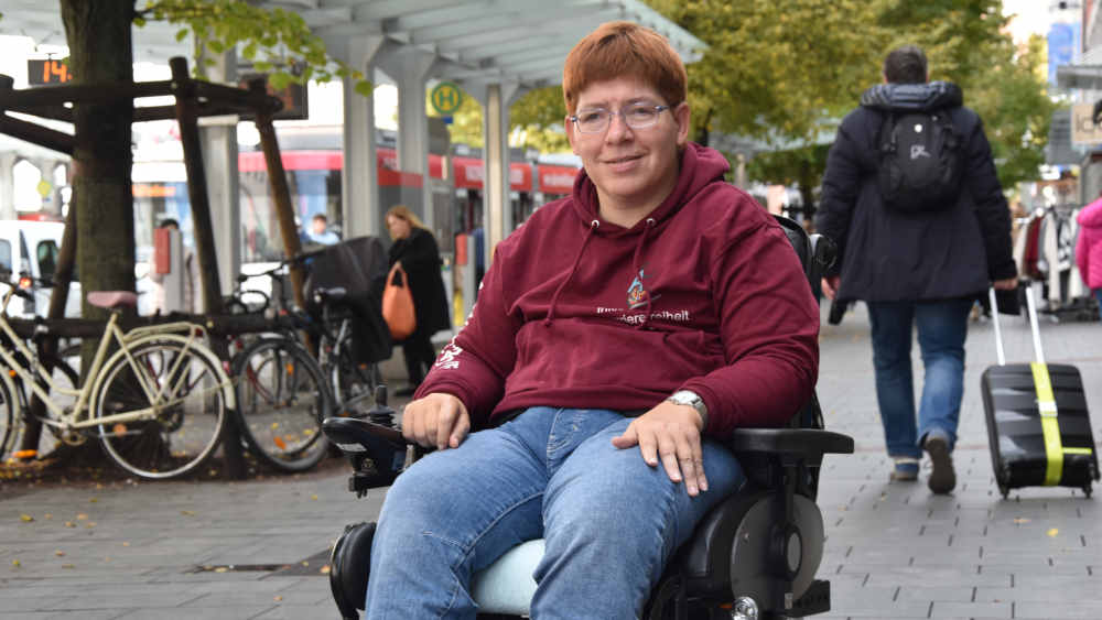 Evi Gerhard in ihrem Elektrorollstuhl in Würzburg