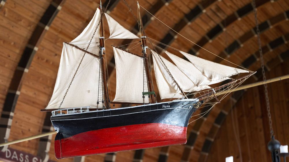 In Born auf dem Darß hängt dieses Schiff an der Wand