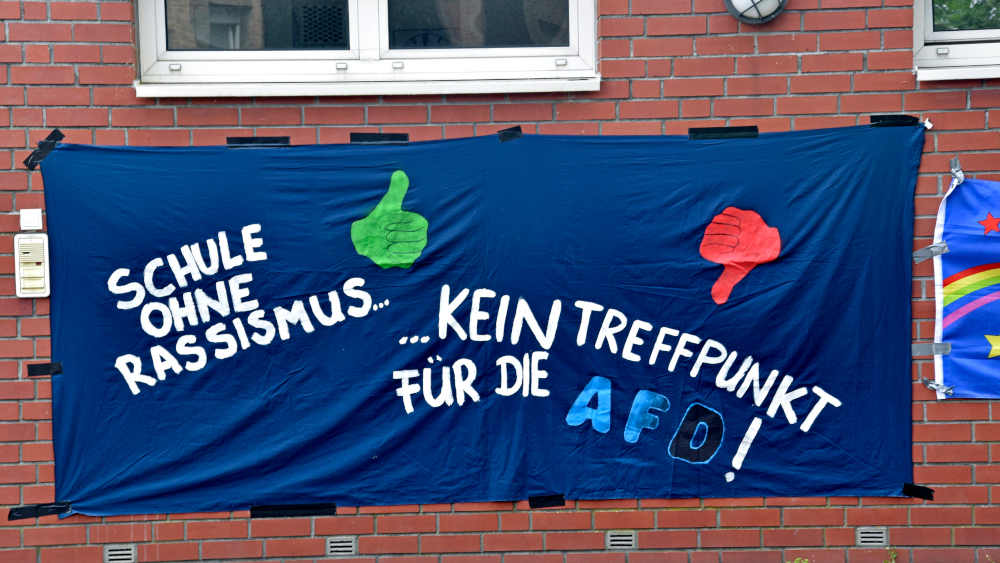 GEW-Chefin Finnern warnt vor AfD-Angriffen auf Schulen. Demokratie bedeute Haltung zeigen, nicht politische Neutralität.