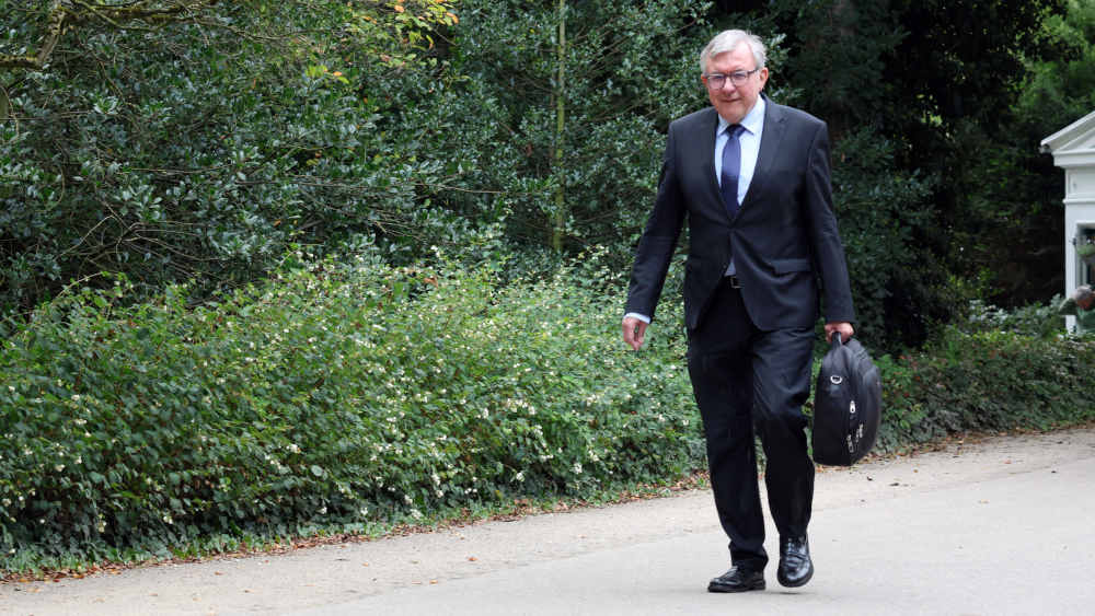 Jurist Siegbert Wesner (66) ist zu Fuß auf dem Weg zur Arbeit in den Bremer Wallanlagen