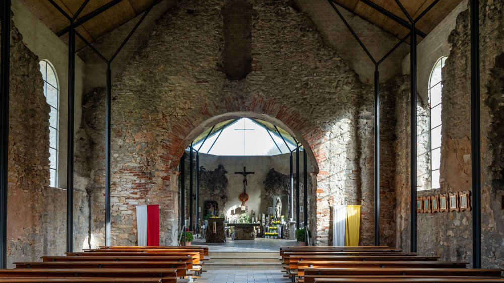 Die Ruinenkirche Spindeltal ist eine wiederbelebte mittelalterliche Marienwallfahrtsstätte bei Wellheim im Landkreis Eichstätt in Oberbayern