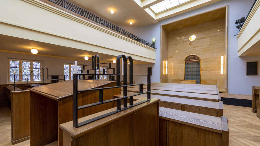 Die Bima, von der aus die Tora verlesen wird, im Betsaal der restaurierten Bauhaus-Synagoge an der Reichenbachstrasse in München