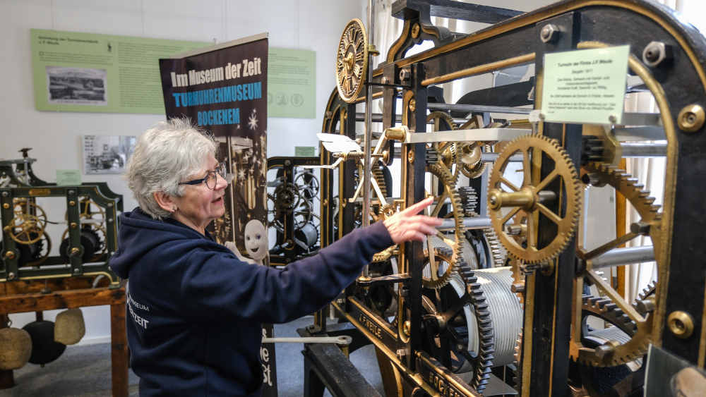 Doris Haars leitet zusammen mit ihrem Mann Günther Haars ehrenamtlich das Turmuhren-Museum in Bockenem bei Hildesheim