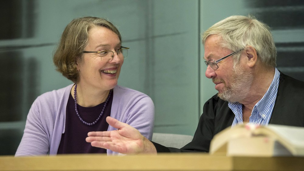 Geklagt hat die Berlinerin Vera Egenberger, hier im Oktober 2018 mit ihrem Anwalt vor dem Bundesarbeitsgericht