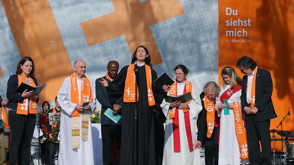 Christina-Maria Bammel (Foto Mitte) predigte beim Eröffnungsgottesdienst des 36. Deutsche Evangelische Kirchentag, einem der größten protestantischen Laientreffen, vor dem Brandenburger Tor in Berlin